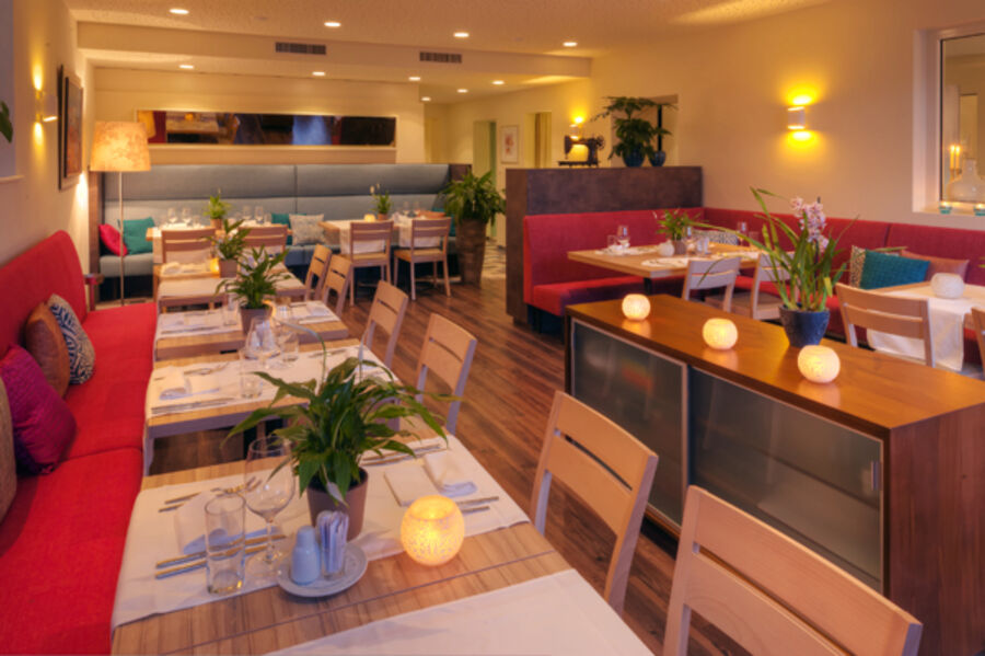 gemütliches Bistro Stübli mit gedeckten Tischen und romantischem Licht