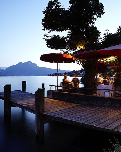 Seeterrasse SeeHotel Gotthard, Abendstimmung, Blick auf Pilatus