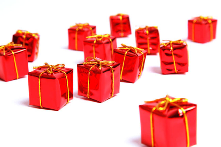 Weihnachtsgeschenke in rotem Geschenkpapier verpackt auf weissem Hintergrund